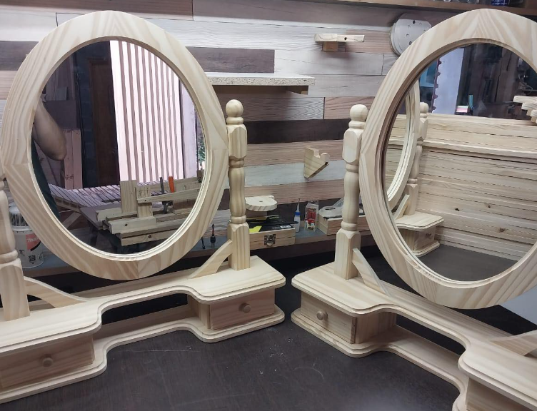 Espejos con Contornos de Madera Argentina